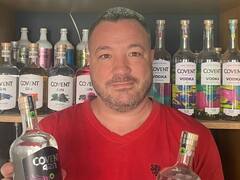 Dejó la cerveza por el gin y creó una marca que produce 600 botellas por hora: planea llegar a Brasil