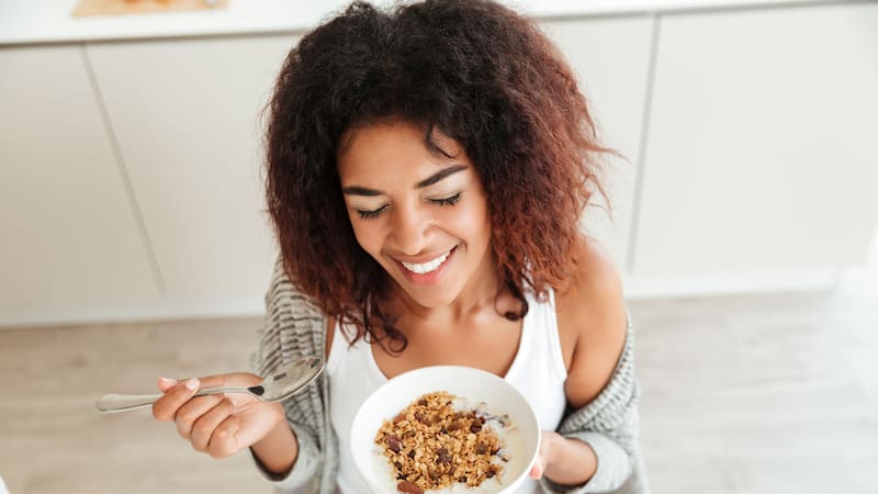 Incorporar frutos secos en la dieta requiere atención a las porciones para evitar riesgos.