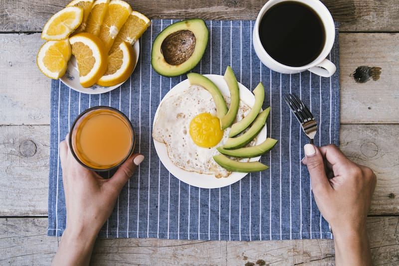 Un desayuno saludable y balanceado debe incluir carbohidratos complejos, proteínas y grasas saludables para proporcionar energía sostenida y apoyar las funciones corporales. (Foto: Freepik)