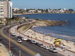 Turismo de vacunas: el nuevo negocio uruguayo que se abre para los argentinos