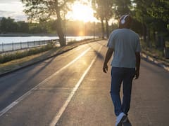 Caminar no sirve: una científica biomédica advierte que hacer 10 mil pasos al día "es una pérdida total del tiempo"