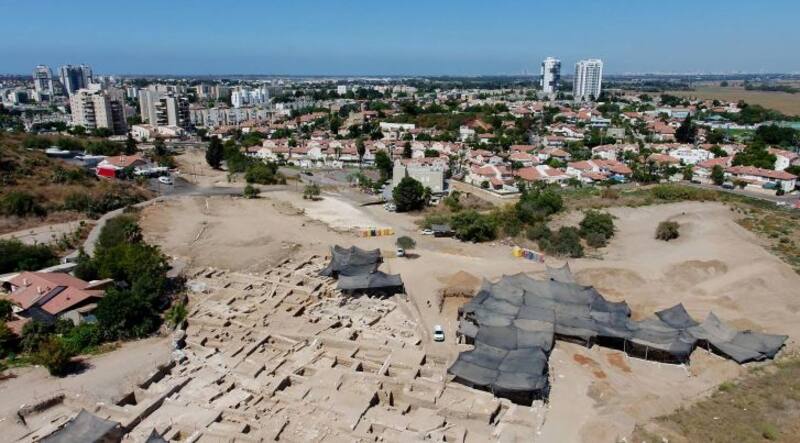 Arqueólogos descubrieron un poderoso anillo de oro con una piedra preciosa del arcángel Zadkiel.