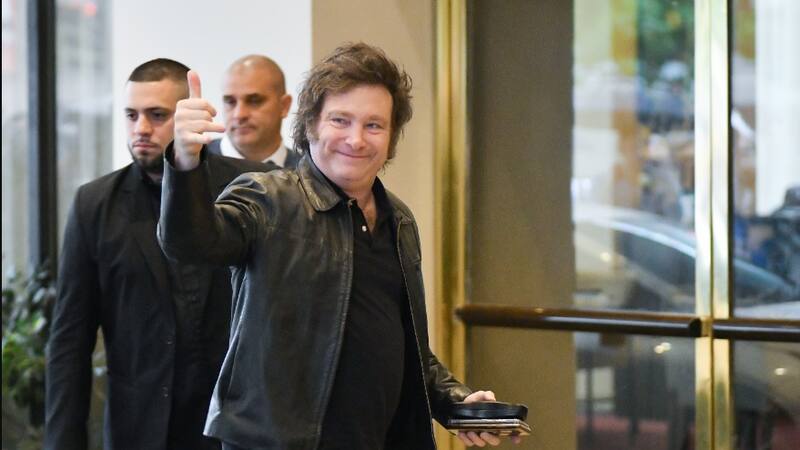 Javier Milei, en la puerta del hotel Libertador; el Presidente se va e IRSA analiza inversiones para renovarlo