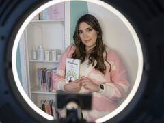 Dejó su trabajo para cumplir su sueño: hoy es la reina de la piel perfecta y tiene su propia línea