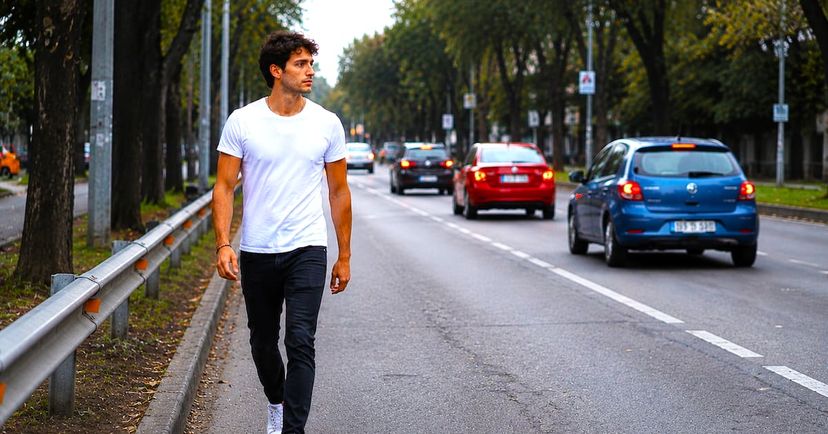 Caminar por la calle usando una remera blanca: qué significa y para qué se hace