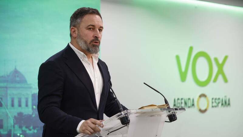 Abascal alienta a los suyos a luchar contra el "peligroso" Sánchez y su "asistente" Feijóo.