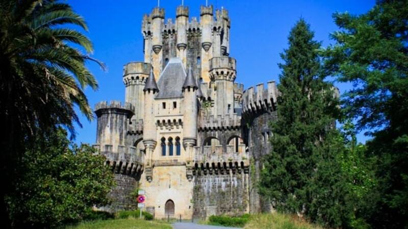 El misterioso castillo de España que se esconde en un bosque centenario.