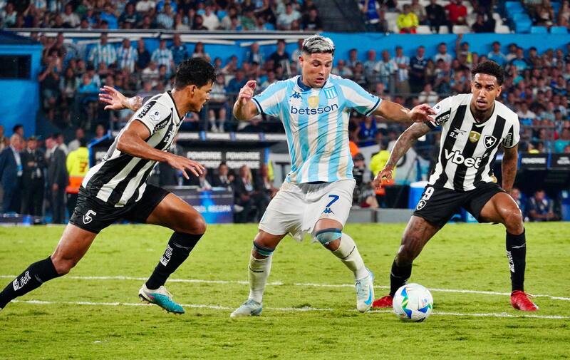 Maximiliano Salas maniobra contra defensores del Botafogo.