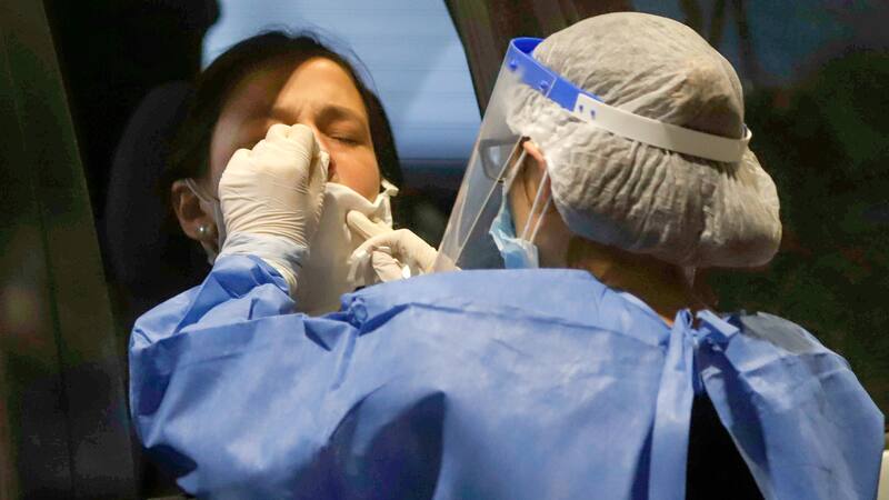 Ómicron provoca una enfermedad mucho más leve que su predecesora, la Delta, porque se multiplica más en nariz, garganta y las vías aéreas superiores.