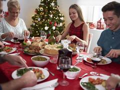 Cena de Navidad: cuánto más caro es ir a un restaurante que celebrar en casa