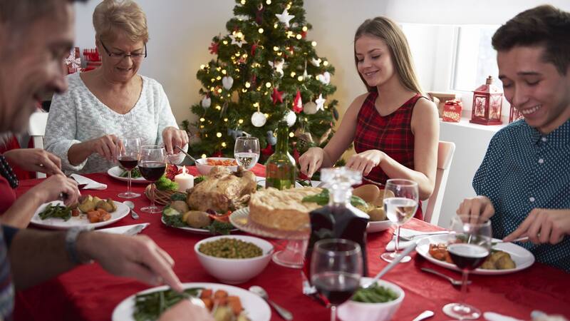 Cena de Navidad: cuánto más caro es ir a un restaurante que celebrar en casa