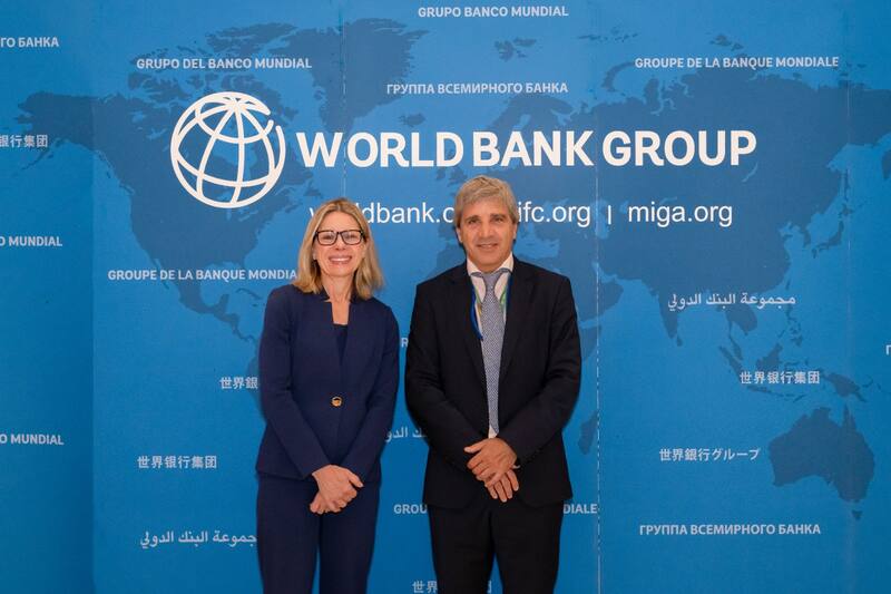 El ministro de Economía Luis Caputo con la representante del Banco Mundial, Anna Bjerke el martes