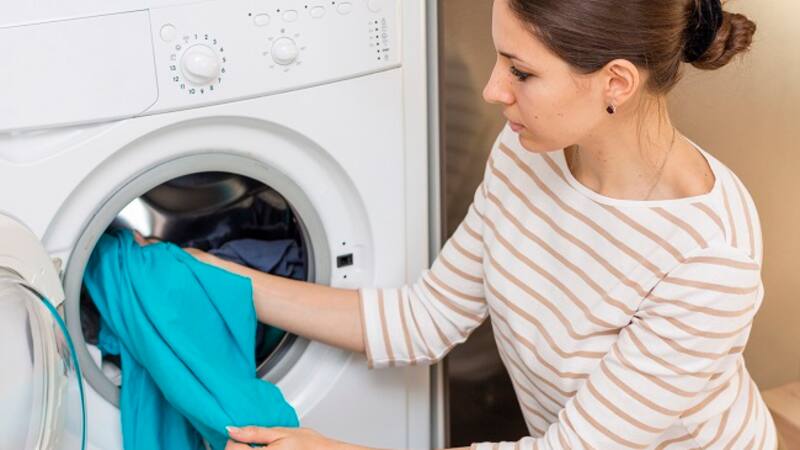 El exceso de detergente puede ser perjudicial para la ropa, ya que puede dejar residuos que contribuyen a la acumulación de suciedad y al deterioro de las fibras.