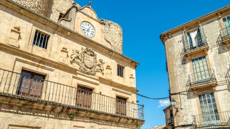 El espectacular pueblo a 150 kilómetros de Madrid que ha sido elegido como uno de los más bonitos de España por su historia y arquitectura medieval.