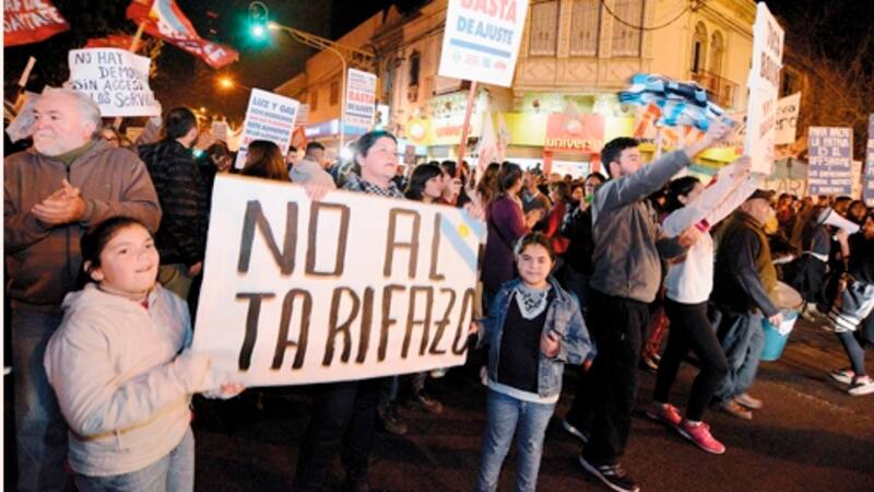 Cientos de personas se expresaron con un "ruidazo" contra la suba de tarifas en diversas ciudades del país