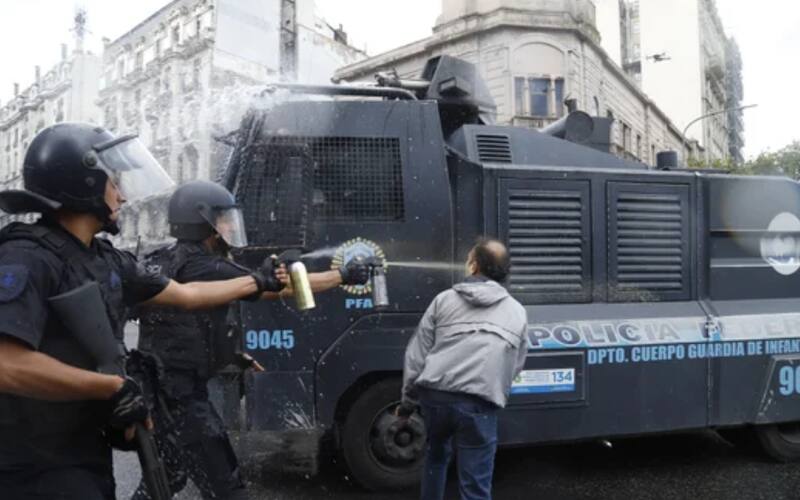 Tras los incidentes, hay un herido de gravedad y quedan unos 30 detenidos en comisarías porteñas.