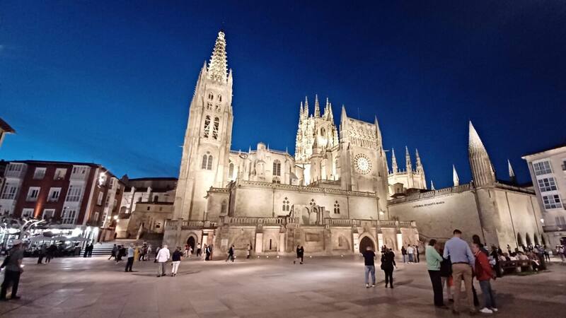 La tumba del Cid Campeador se encuentra bajo el cimborrio principal iluminada por la luz cenital del templo.