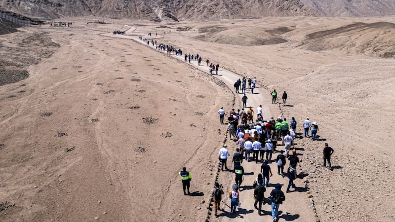 Centenares de visitantes recorren el sitio arqueológico de Peñico durante su reciente apertura oficial.