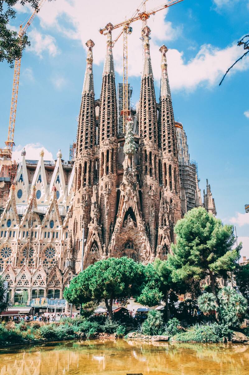 La Sagrada Familia es uno de los edificios emblemáticos de Barcelona. Fuente: Pexels