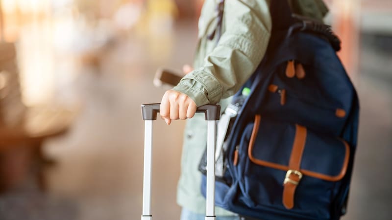 Autoridades advierten sobre cancelación inmediata por llevar artículos prohibidos en equipaje de mano. Fuente: Shutterstock.