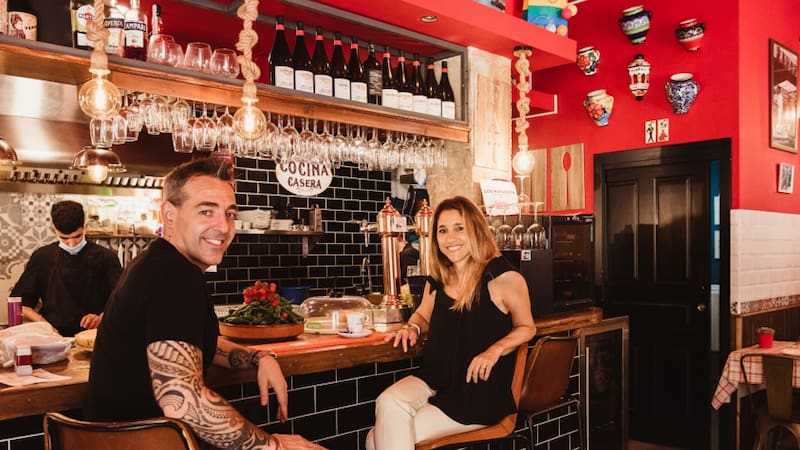 Maximiliano y Carolina Marangos en el primer local de su cadena de restaurantes en Málaga.
