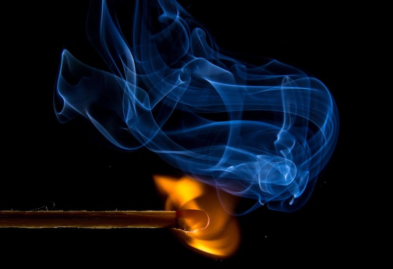 El fuego puede dar indicios de lo que se este quemando. (Fuente: Pixabay).