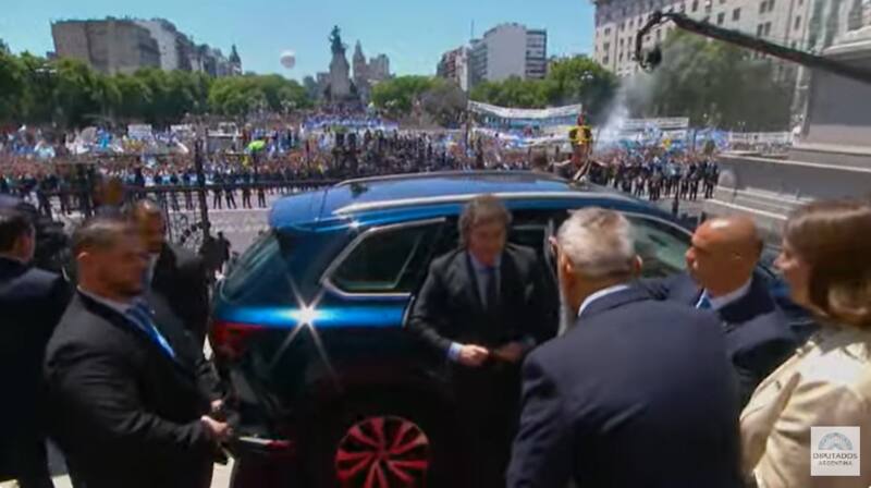 Así llegaba Milei al Congreso para la asunción presidencial