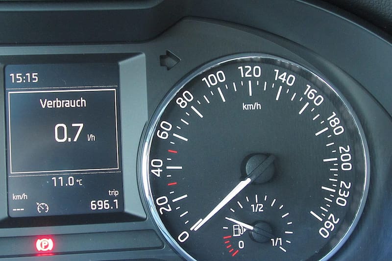El precio del litro de combustible en España.