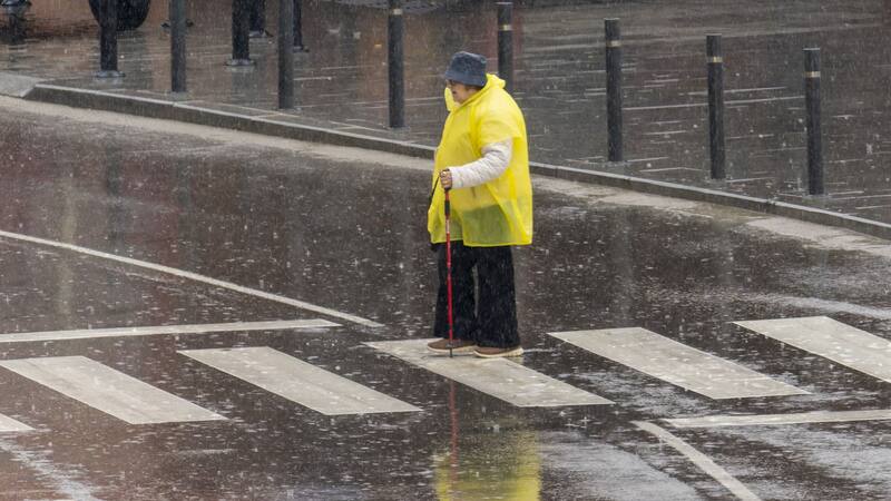 Alerta por lluvias intensas, vientos fuertes y bruscos cambios de temperatura en todo el país: qué provincias se ven afectadas.