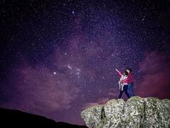 Un malbec a la luz de las estrellas: esta provincia es ideal para hacer astroturismo
