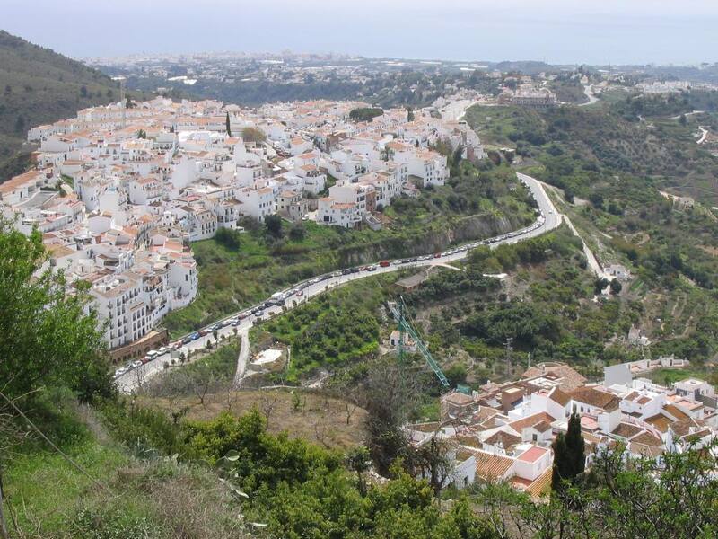 Los miradores del pueblo ofrecen vistas inigualables de la Costa del Sol y la sierra de Almijara.(Fuente: Wikimedia Commons)