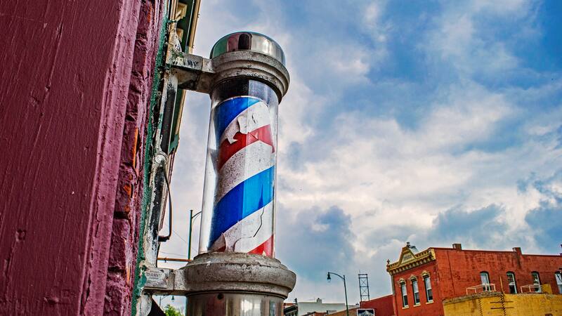 En muchas culturas, el poste sigue siendo un indicativo de experiencia y habilidad en el arte del corte de cabello.