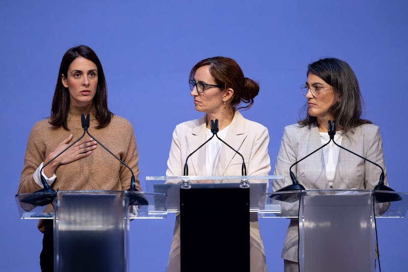 Por su parte, la ministra de Sanidad, Mónica García, cuestionó el feminismo promovido por el Partido Popular (PP)