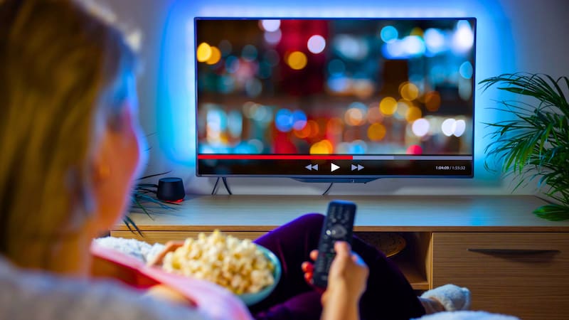 No es necesario recurrir a métodos de transmisión pirata para acceder a tu programación favorita, ya que Roku TV cuenta con acuerdos legítimos con múltiples proveedores de contenido.