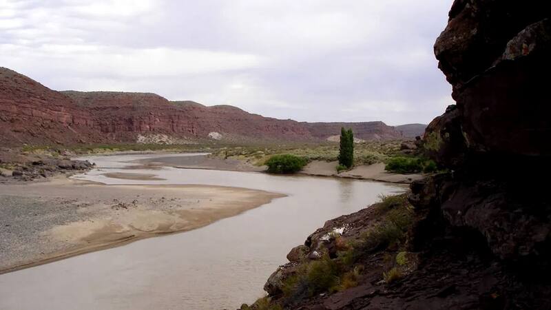 Chihuido se construirá sobre el río Neuquén, a 5,5 kilómetros de su confluencia con el río Agrio y a 155 kilómetros de la capital provincial.