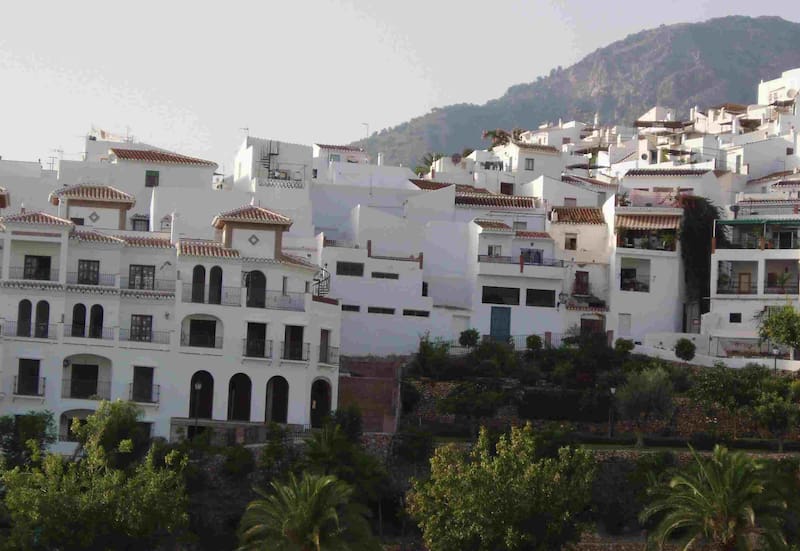Calles empedradas, flores colgantes y tranquilidad: así es Frigiliana. (Imagen: gildemax, CC BY-SA 2.5, vía Wikimedia Commons)