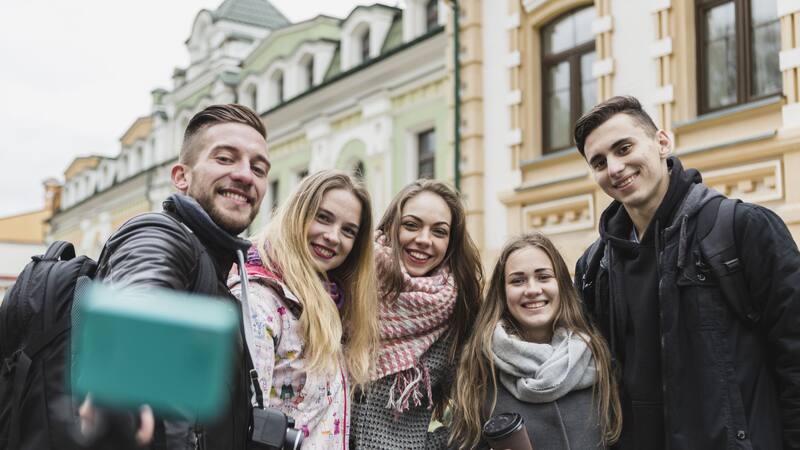 Los programas Working Holiday fomentan el intercambio cultural y el desarrollo profesional de los jóvenes.