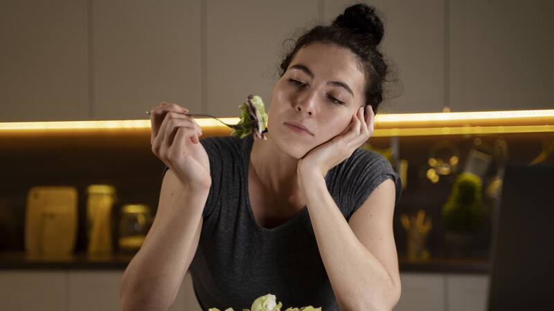 La ciencia avanza en la comprensión del hambre, revelando el papel fundamental del cerebro en el proceso de comer.