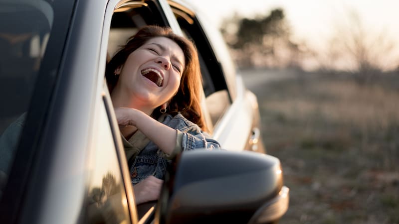 Bajar las ventanillas antes de arrancar ayuda a reducir la temperatura interior del coche hasta 8ºC. (Foto: Freepik)