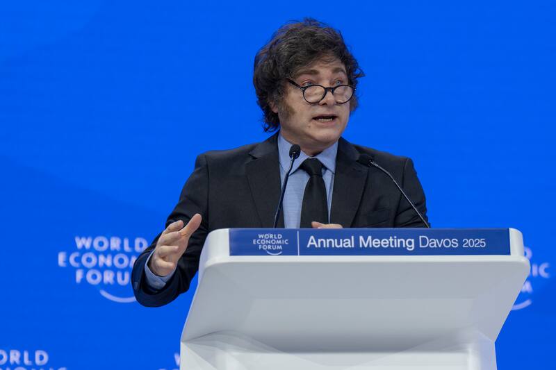 El Presidente avisó que su hermana Karina tiene la "guillotina" para disciplinar al interior del Gobierno y el partido