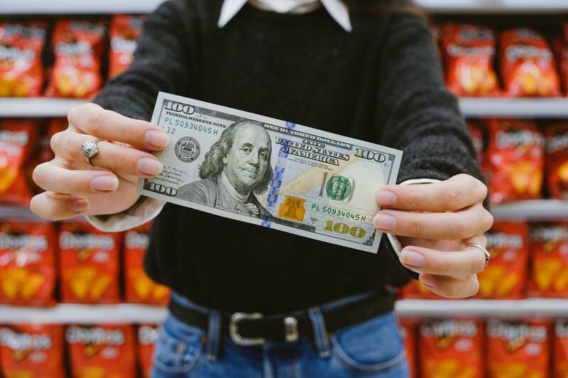 Los alimentos, naftas y otros bienes básicos se encarecieron en dólares en la gestión de Milei