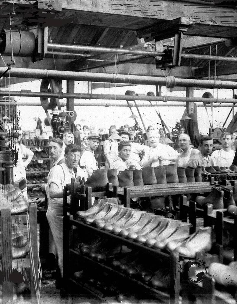 La familia Griggs adquirió la licencia del producto y en 1960 lanzó las Dr. Martens 1460.
