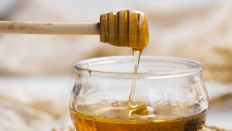 La miel proporciona dulzura sin agregar una cantidad significativa de energía