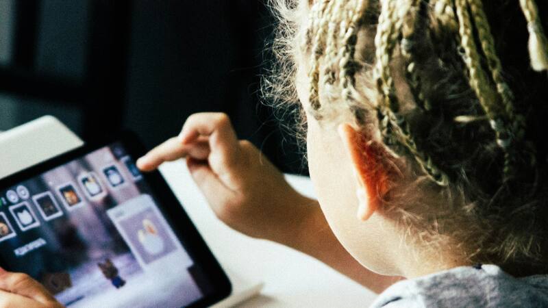 Cómo la inteligencia artificial está transformando la forma en que los padres crían a sus hijos.