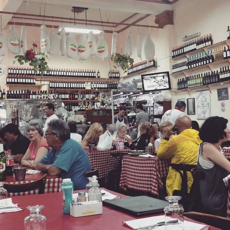 Los jamones colgantes del techo refuerzan la atmósfera auténticamente italiana del bodegón (Fuente: @spiaggedinapoli / Instagram)