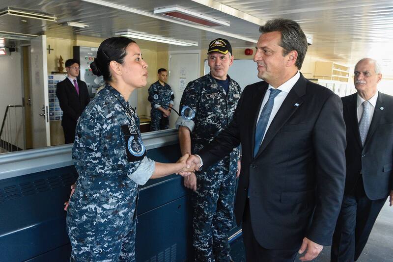 Sergio Massa visitó el Irizar y volvió a mostrarse con representantes de las Fuerzas Armadas