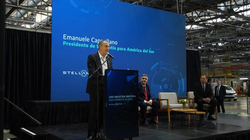 Emanuele Cappellano, presidente de Stellantis América del Sur, durante el anuncio; a su izquierda, el Gobernador de Córdoba, Martín Llaryora.