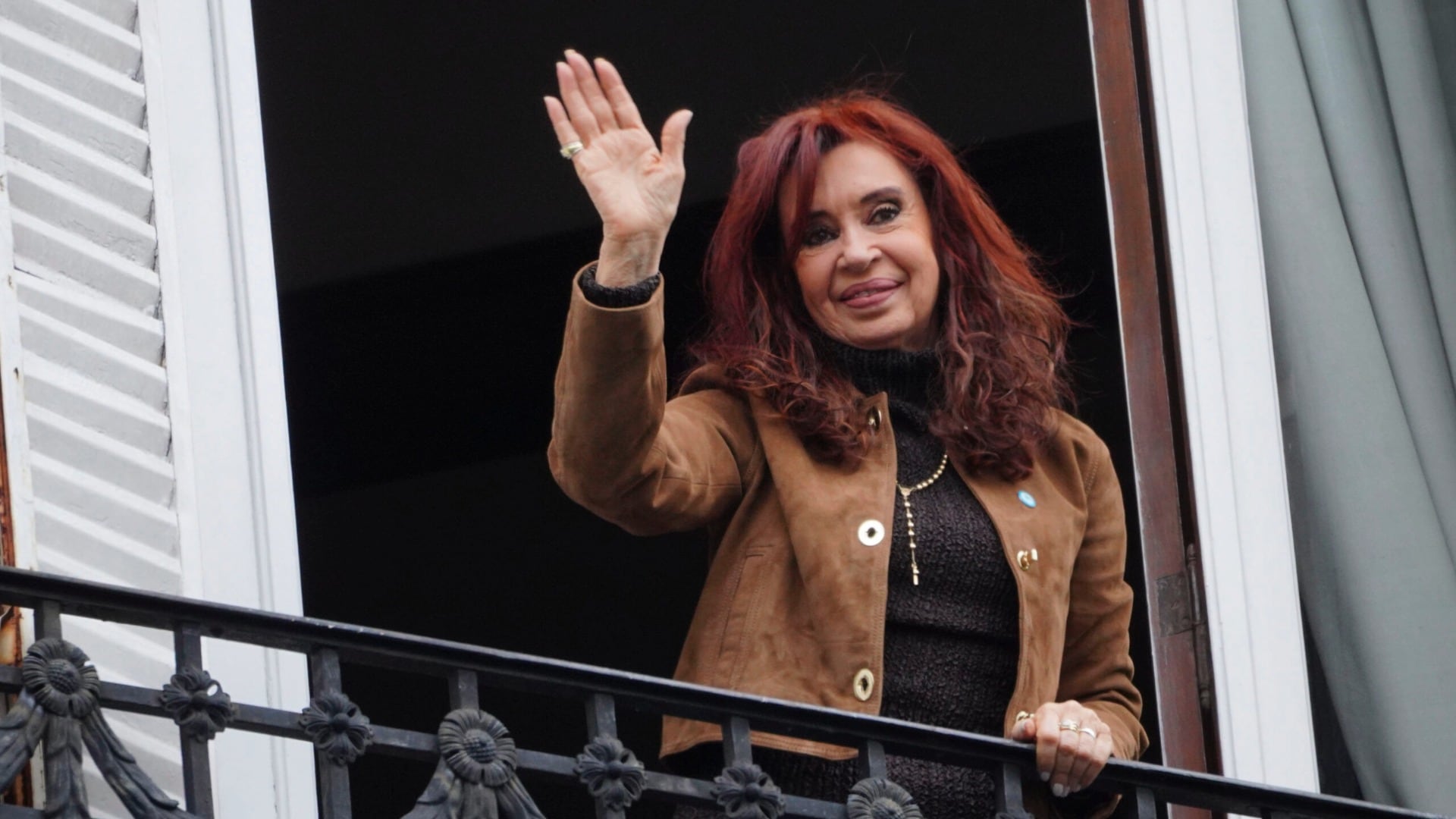 Cristina Kirchner salió al balcón y saludó a la militancia: el reclamo del PJ por su libertad en el Día de la Lealtad Cristina Kirchner salió al balcón y saludó a la militancia: el reclamo del PJ por su libertad en el Día de la Lealtad