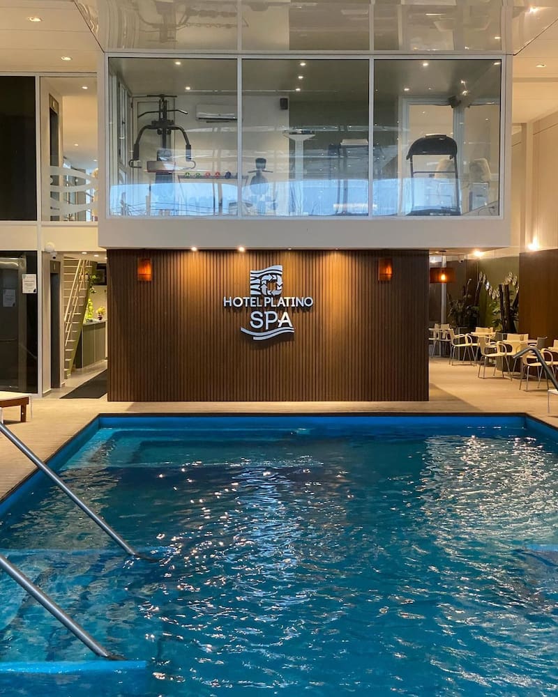 El hotel cuenta con dos piletas, una al aire libre y otra climatizada cubierta, ideales para relajarse en cualquier época del año.(Foto: Instagram @hotelplatinotermas)