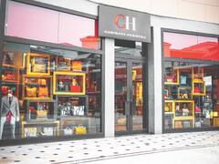 Sigue el éxodo de las marcas de lujo: Carolina Herrera se va de la Argentina